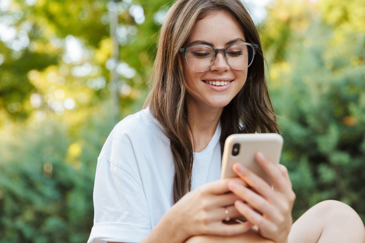 Una mujer lee las escrituras en su celular