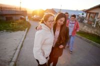 Una familia camina junta y disfruta del Evangelio de Jesucristo y de la compañía del otro