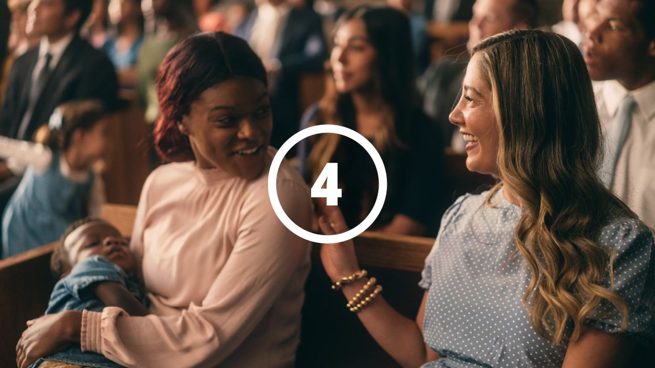 Due donne si salutano in chiesa