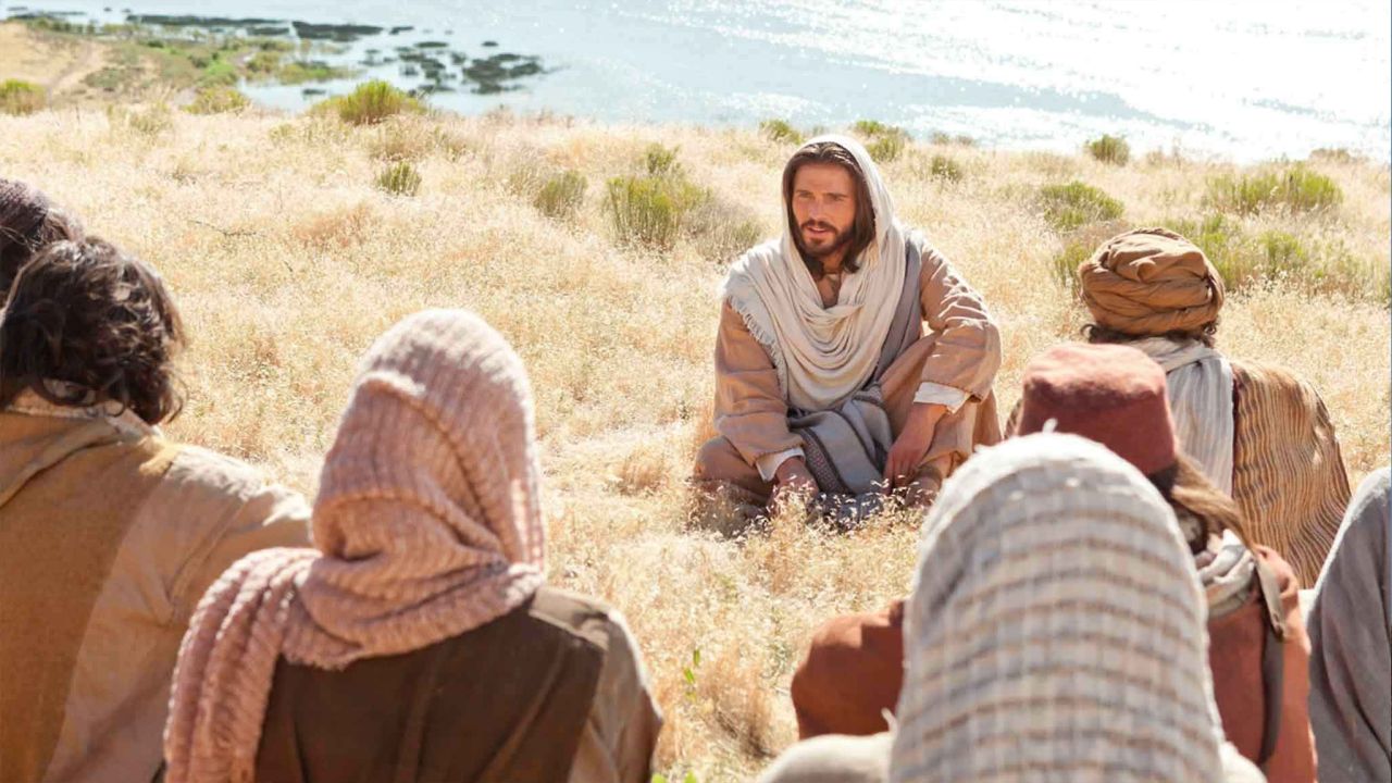 Jesucristo enseña a Sus discípulos durante el Sermón del Monte