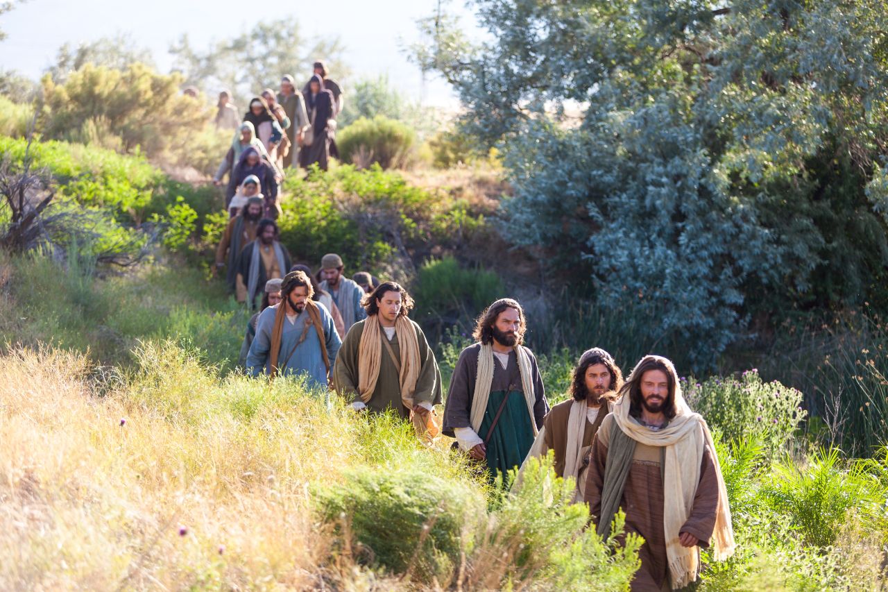 Jesus Cristo sendo seguido por Seus discípulos