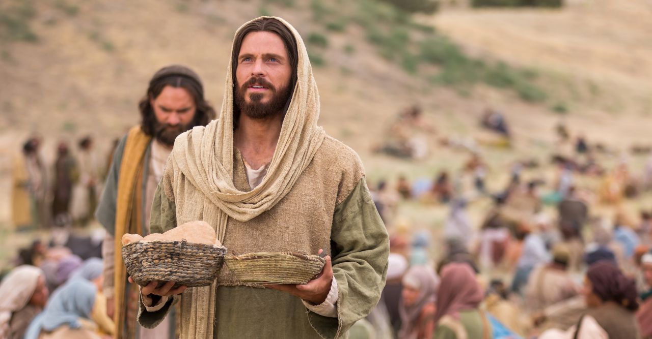 Jesús alimenta a la multitud