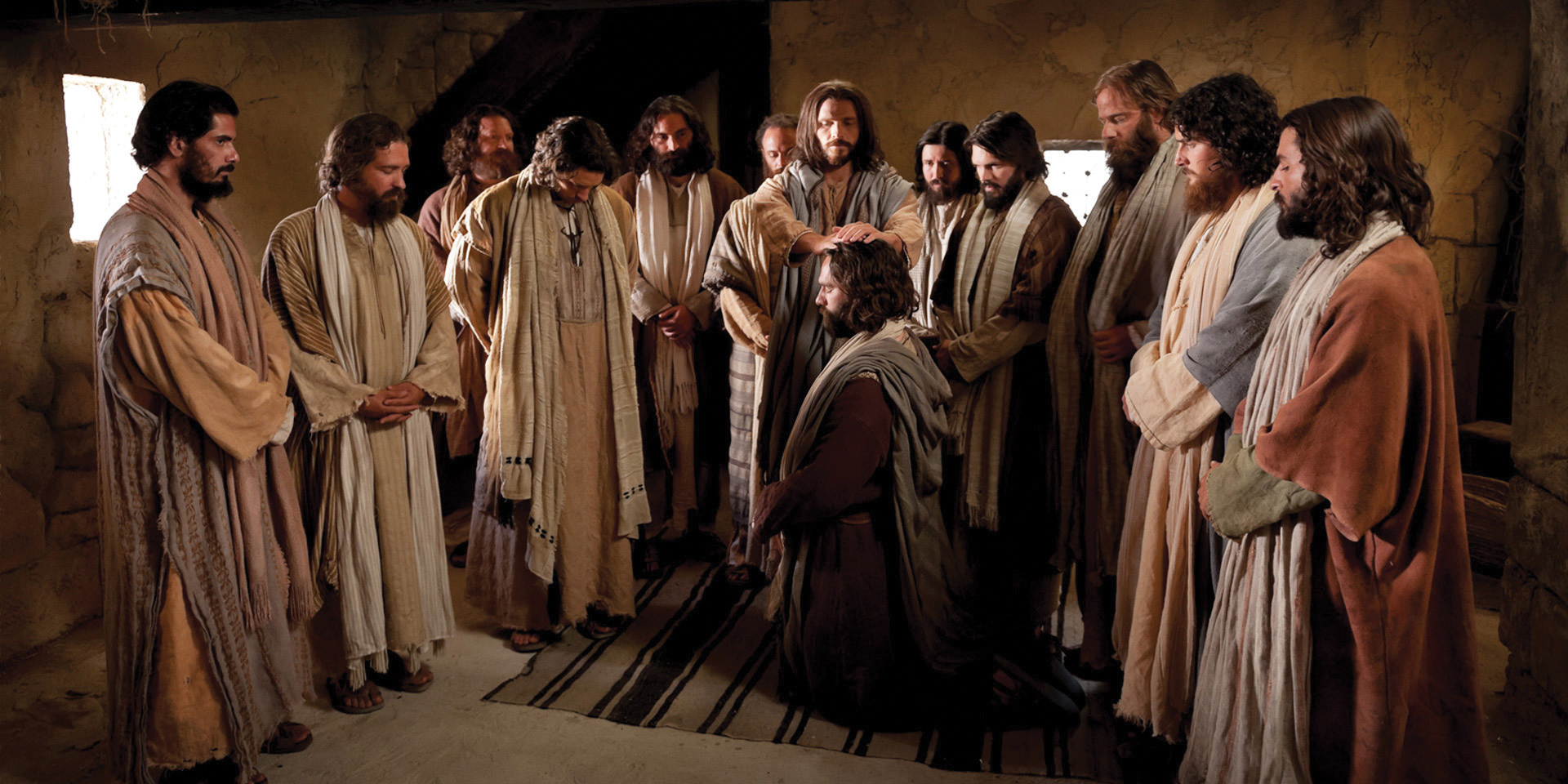Christ ordains the Apostle Peter, and the other Apostles surround them with their hands folded.