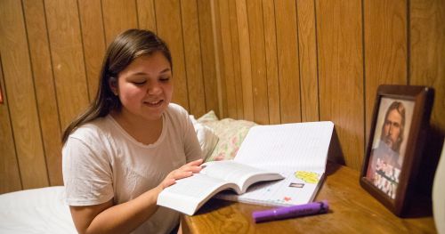 聖文を読んでいる若い女性