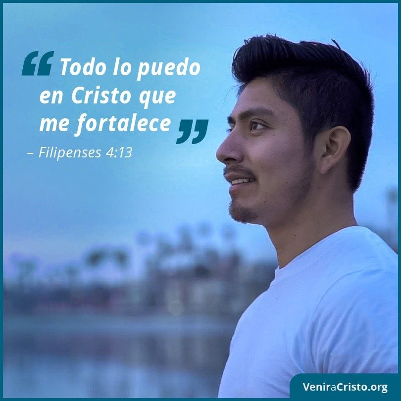 Foto de un joven con escritura: