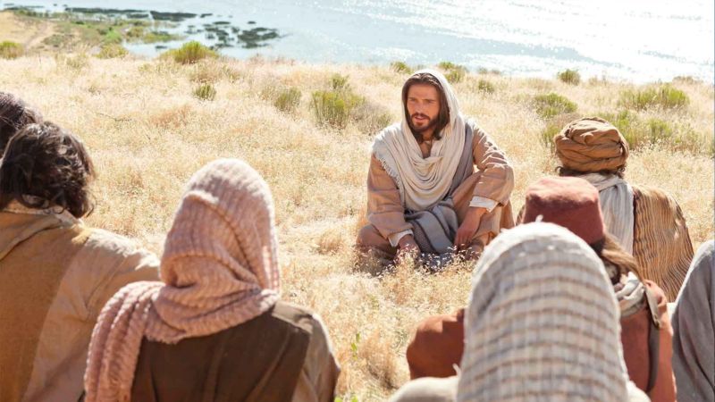 Jesucristo enseña a Sus discípulos en el Sermón del Monte