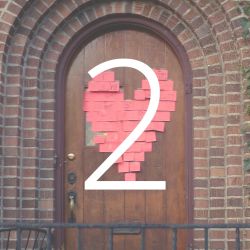 Notas de ánimo formando un corazón, pegadas a una puerta
